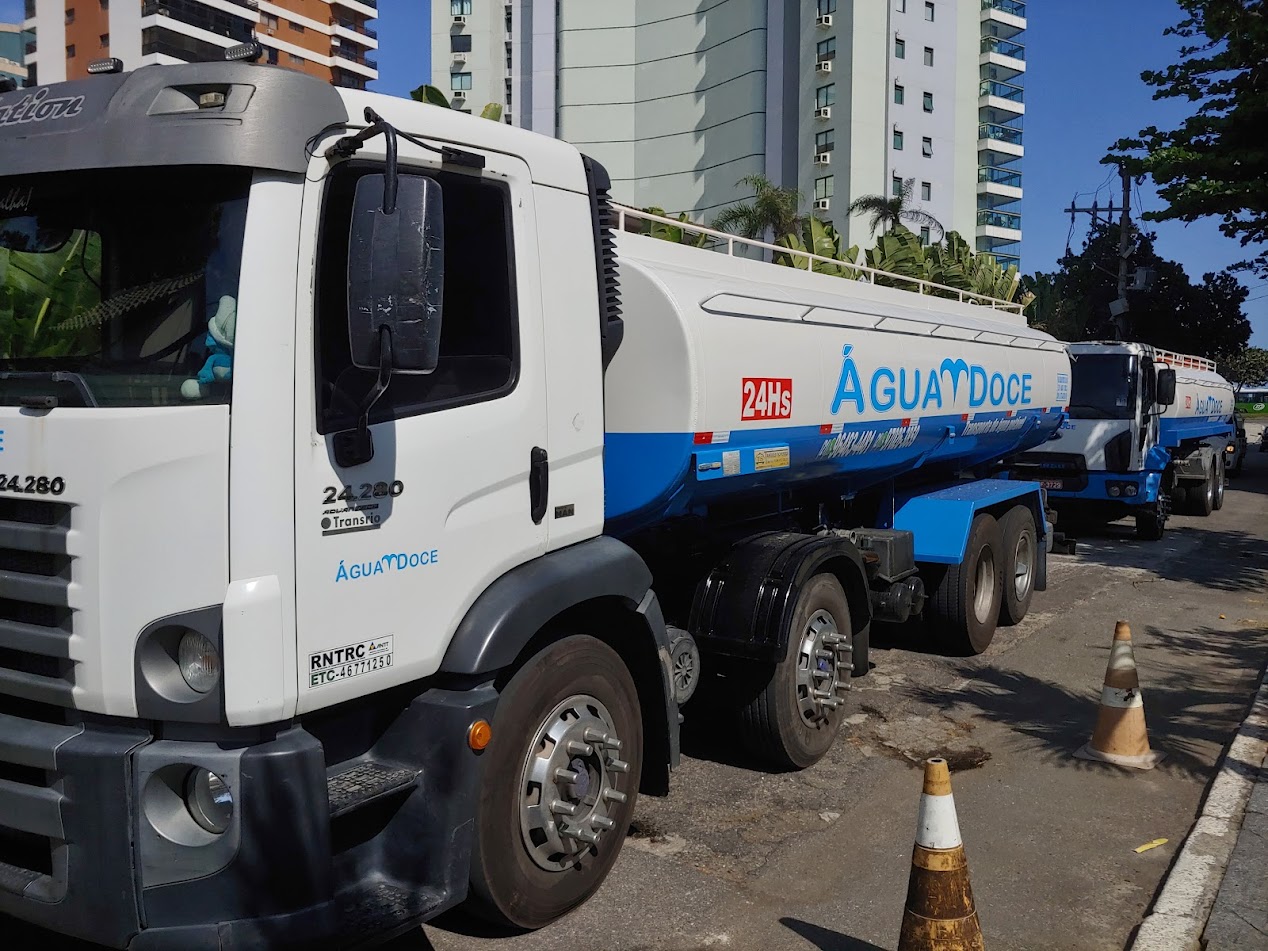 Caminhão da empresa água doce abastecendo shopping no Rio de Janeiro