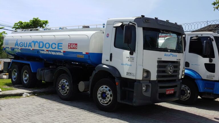 Caminhão da água doce transporte e fornecimento de água potável estacionado