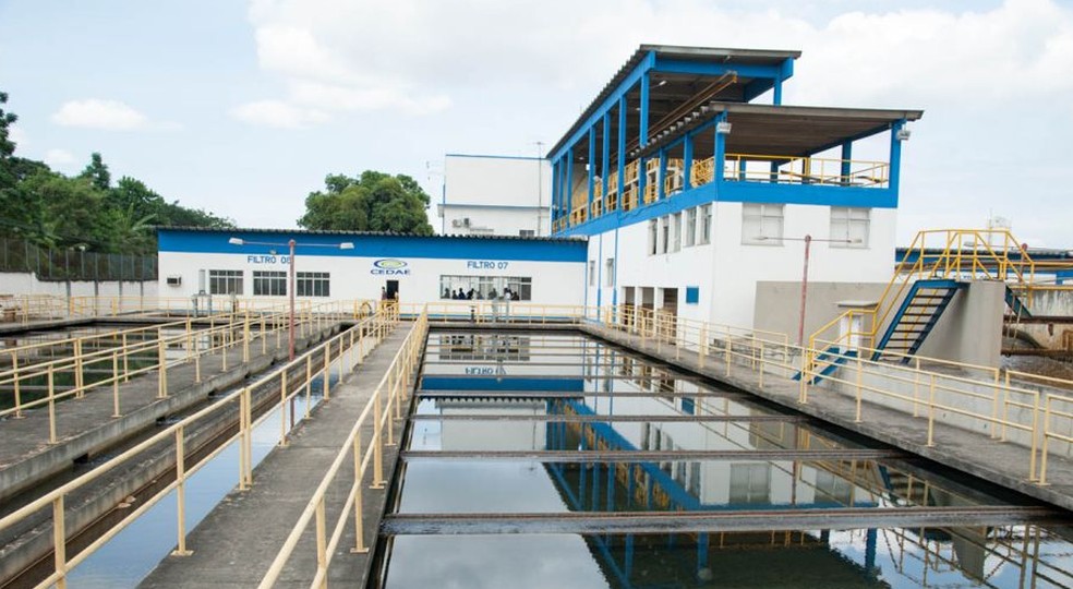 A contaminação da água obrigou a Cedae a parar as operações em seu sistema de abastecimento, impactando o fornecimento de água em Niterói, São Gonçalo, Itaboraí, Maricá e Paquetá.
