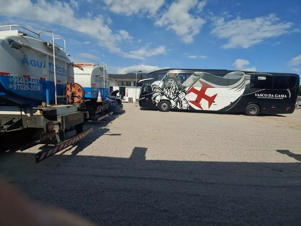 Caminhões da água doce estacionado no pátio do centro de treinamento do Vasco da Gama