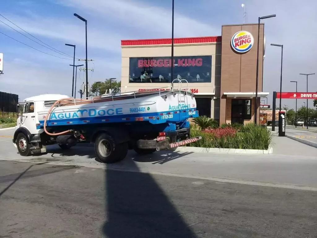 Caminhão da empresa água doce abastecendo o lanchonete bugerking